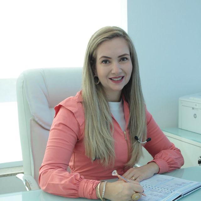 Dra. Gabriela no consultório
